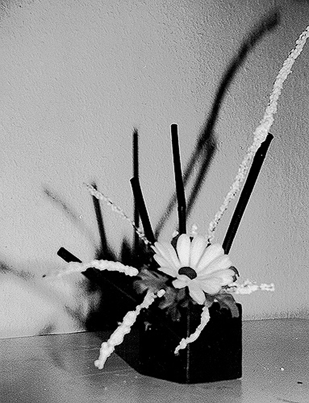 1985-01-Traum-in-Weiss-Seidenblumen-Bambusstoecke-Styropordekostangen-auf-Holzklotz